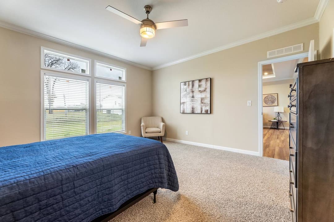 Innovation 3260c bedroom home features