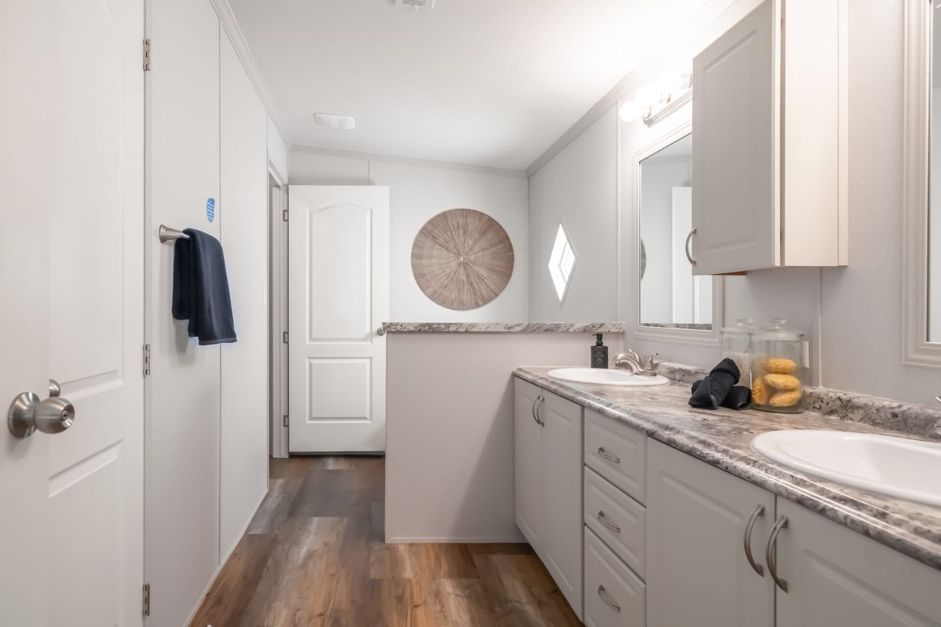 Heritage h-3256-32d bathroom home features