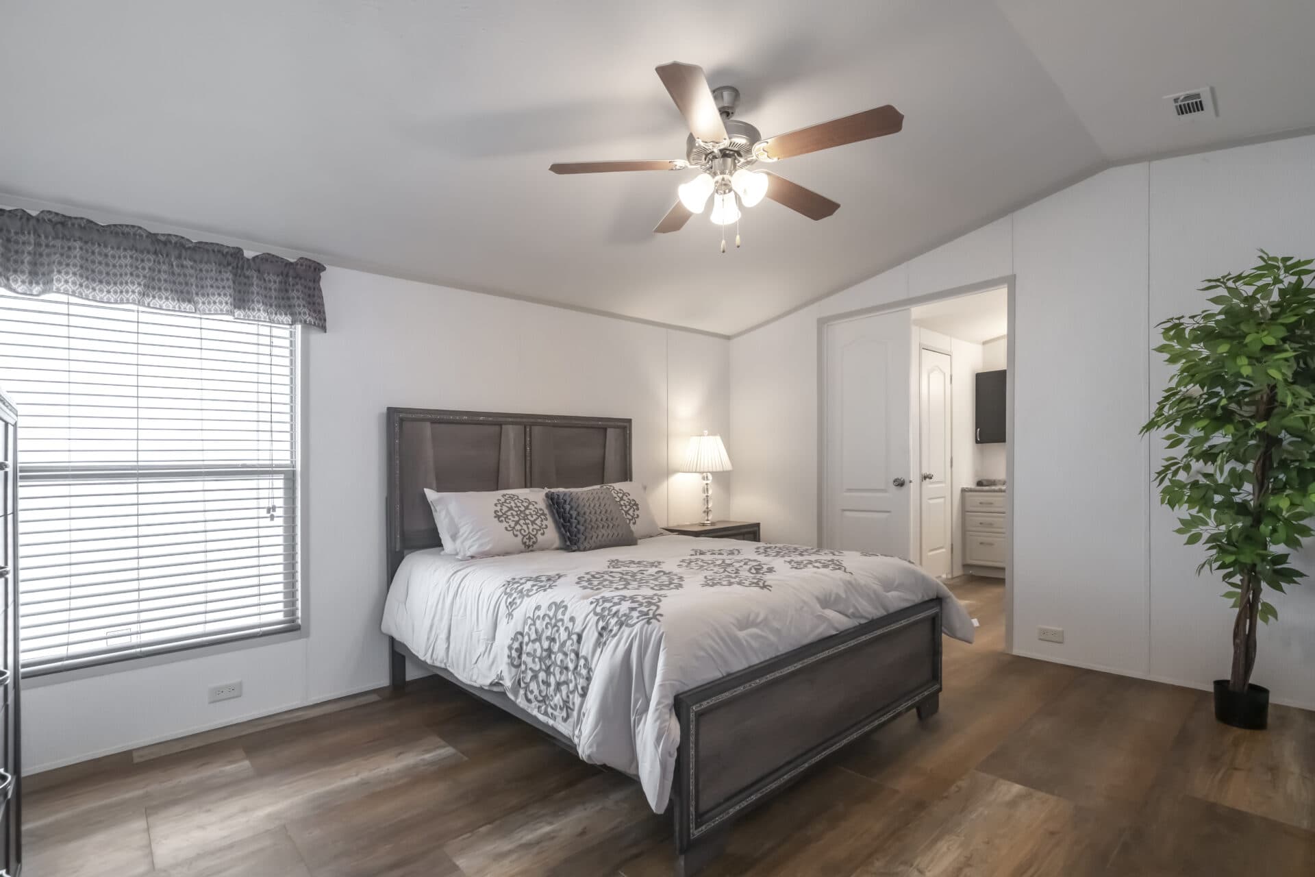 Heritage h-1880-32e bedroom home features