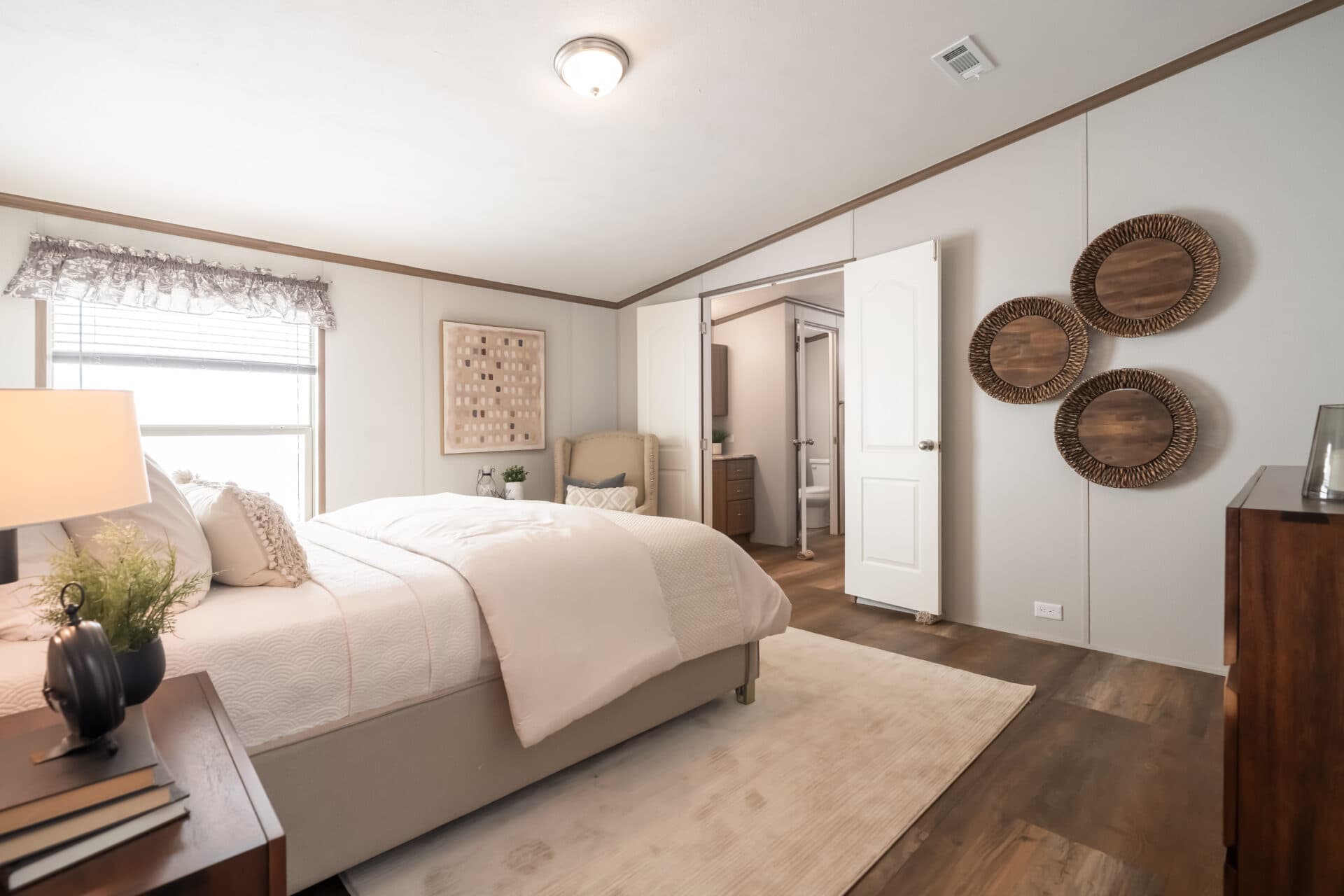 Heritage h-3264-32ap bedroom home features
