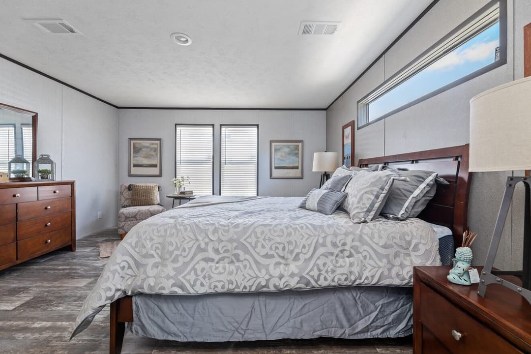 Valu premier 32563g bedroom home features
