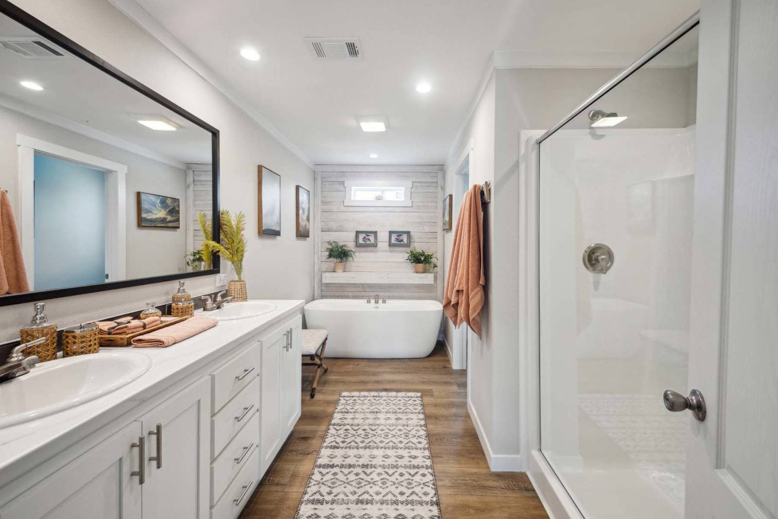 Cedar creek 3276h42106 bathroom home features