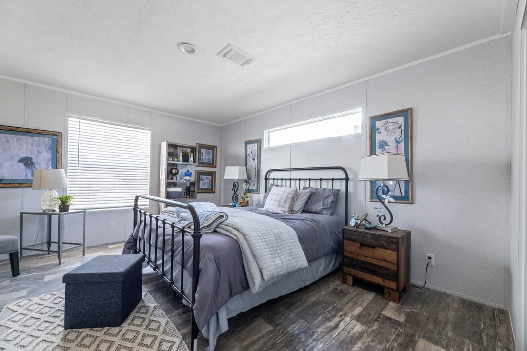 Valu premier 32483g bedroom home features