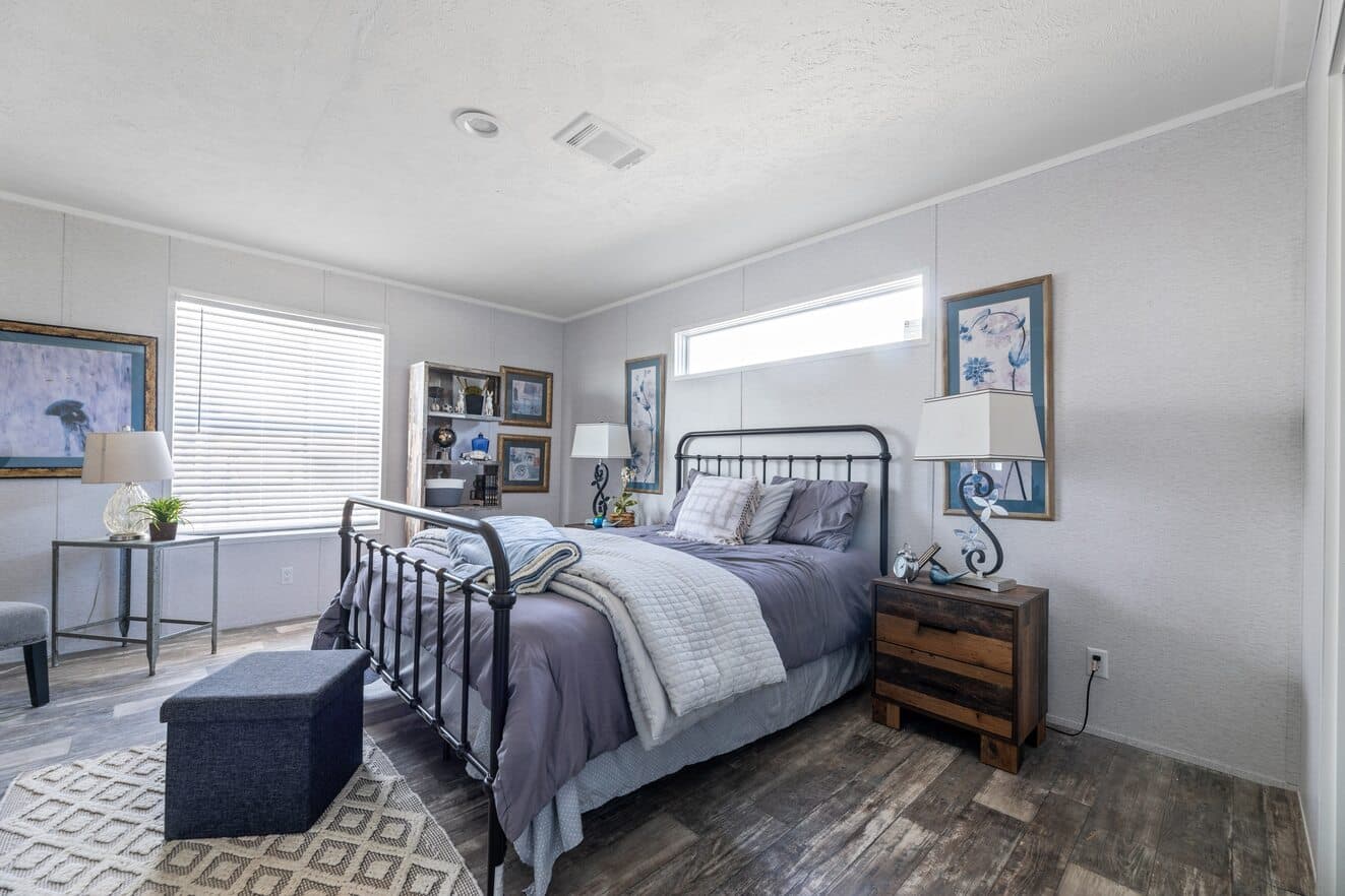 Valu premier 32483g bedroom home features