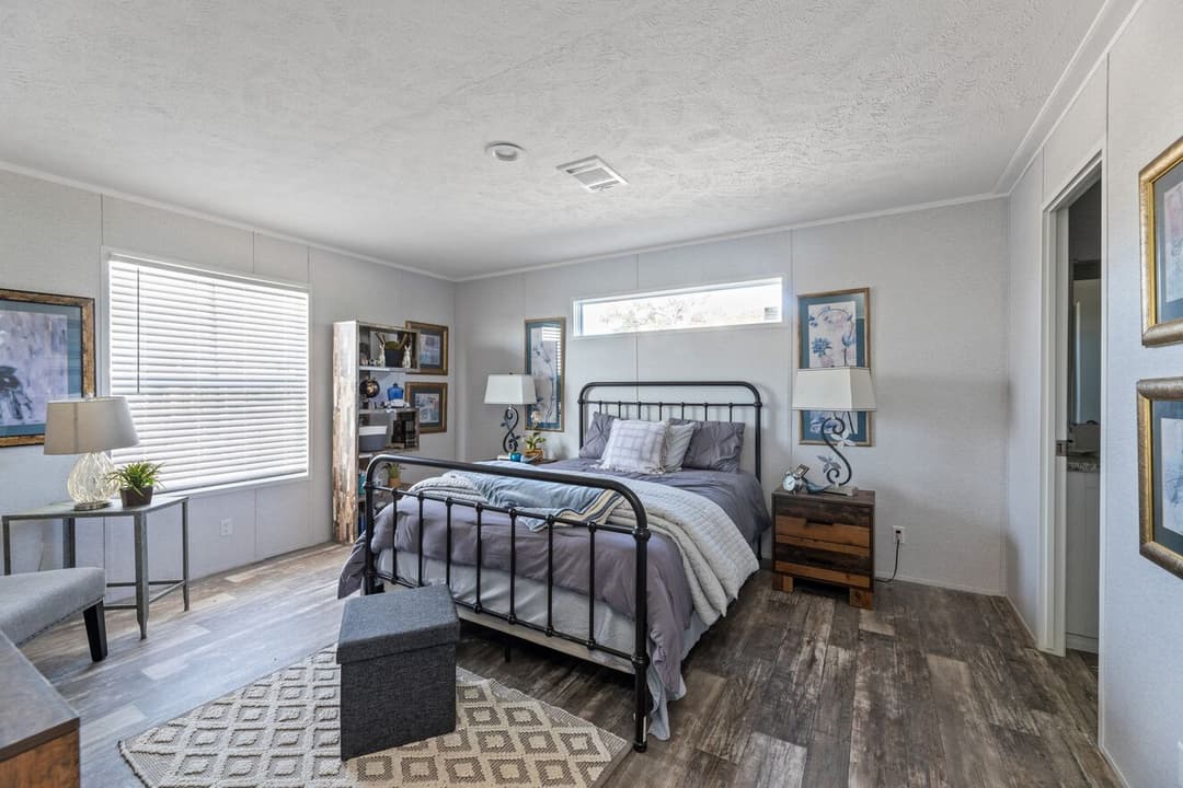 Valu premier 32483g bedroom home features