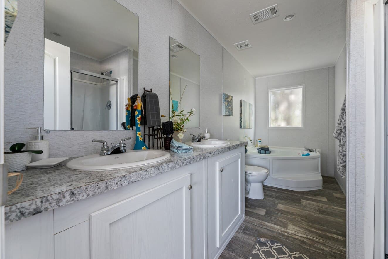 Valu premier 32483g bathroom home features