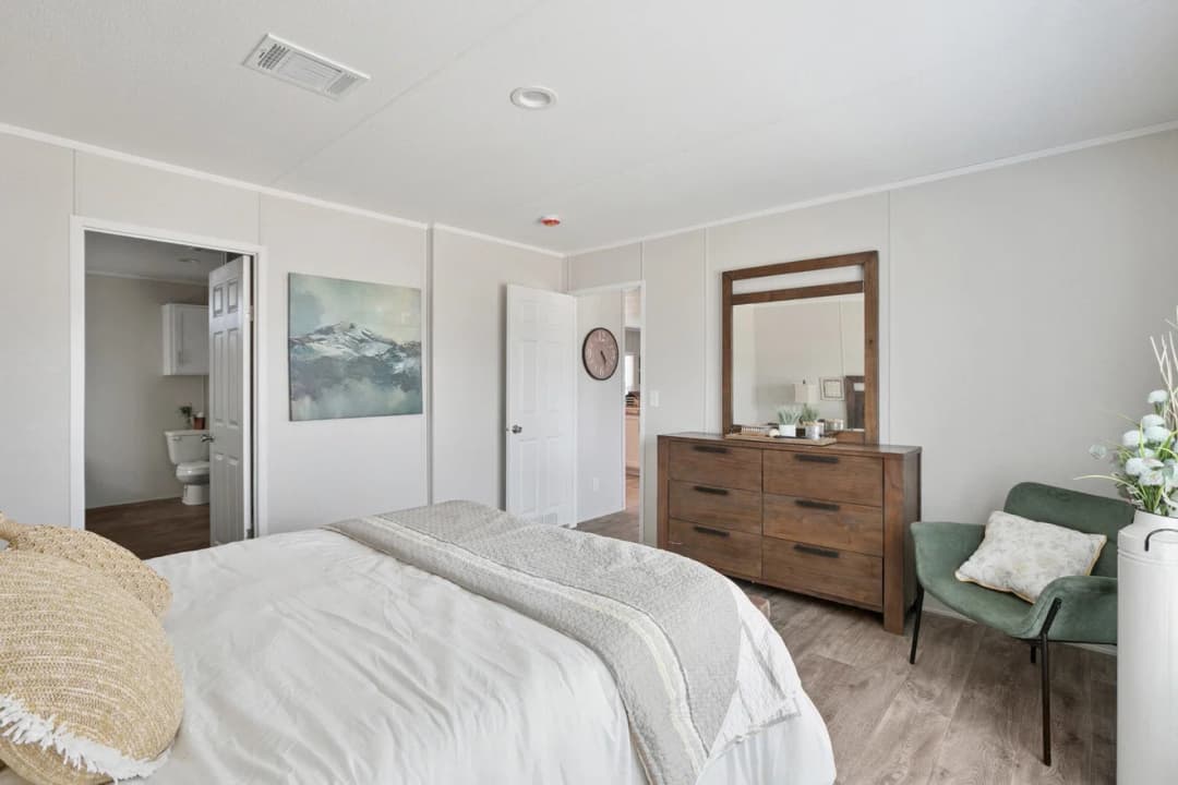 Valuhomes 28563p bedroom home features