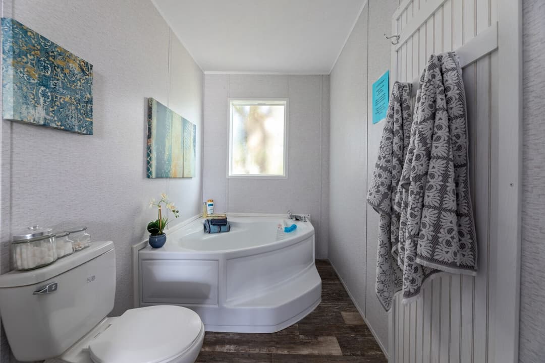 Valu premier 32483g bathroom home features
