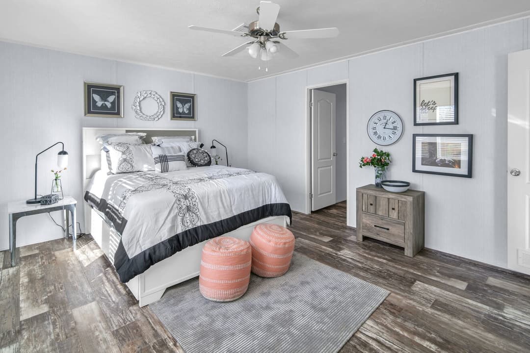 Valu 28563u bedroom home features