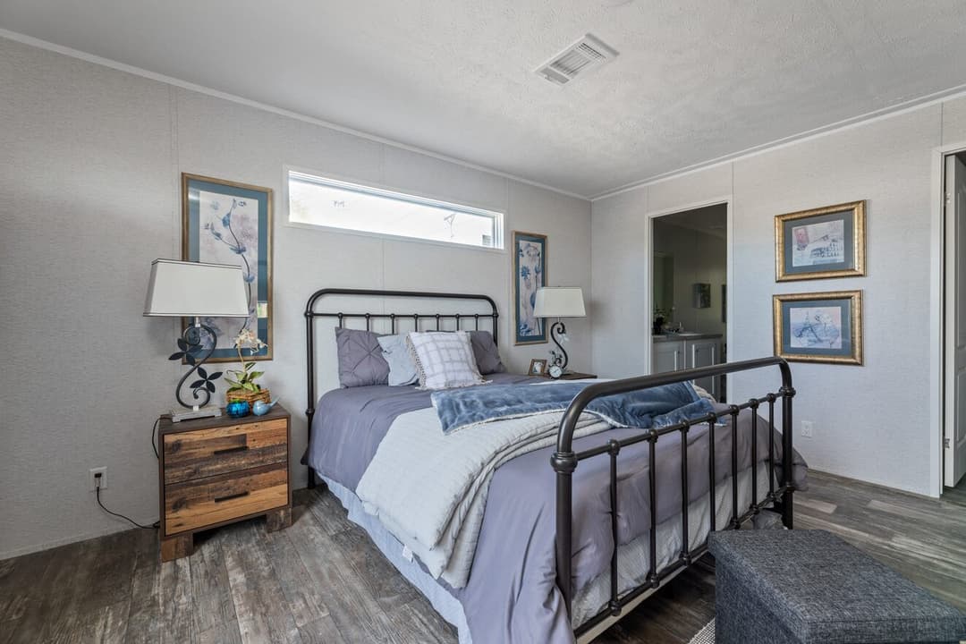 Valu premier 32483g bedroom home features