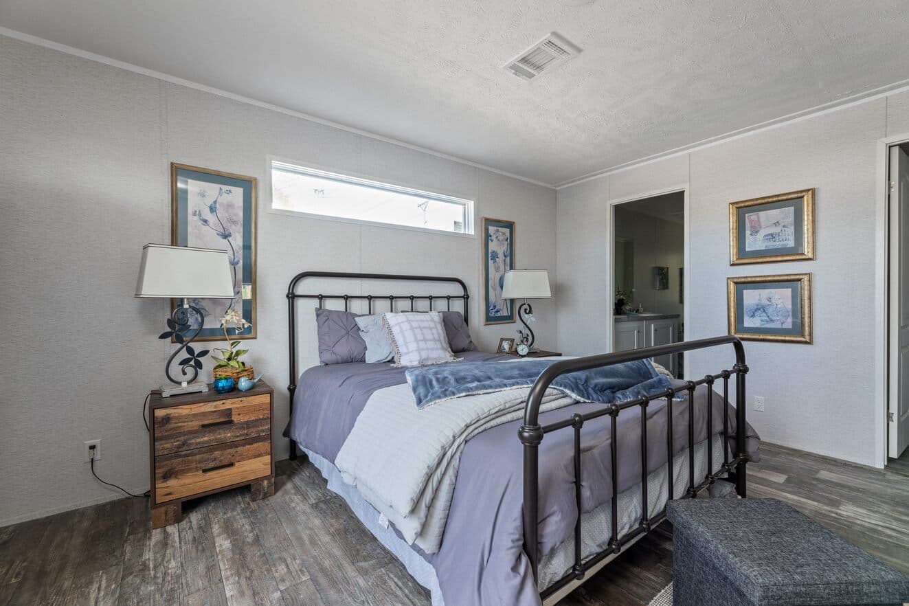 Valu premier 32483g bedroom home features