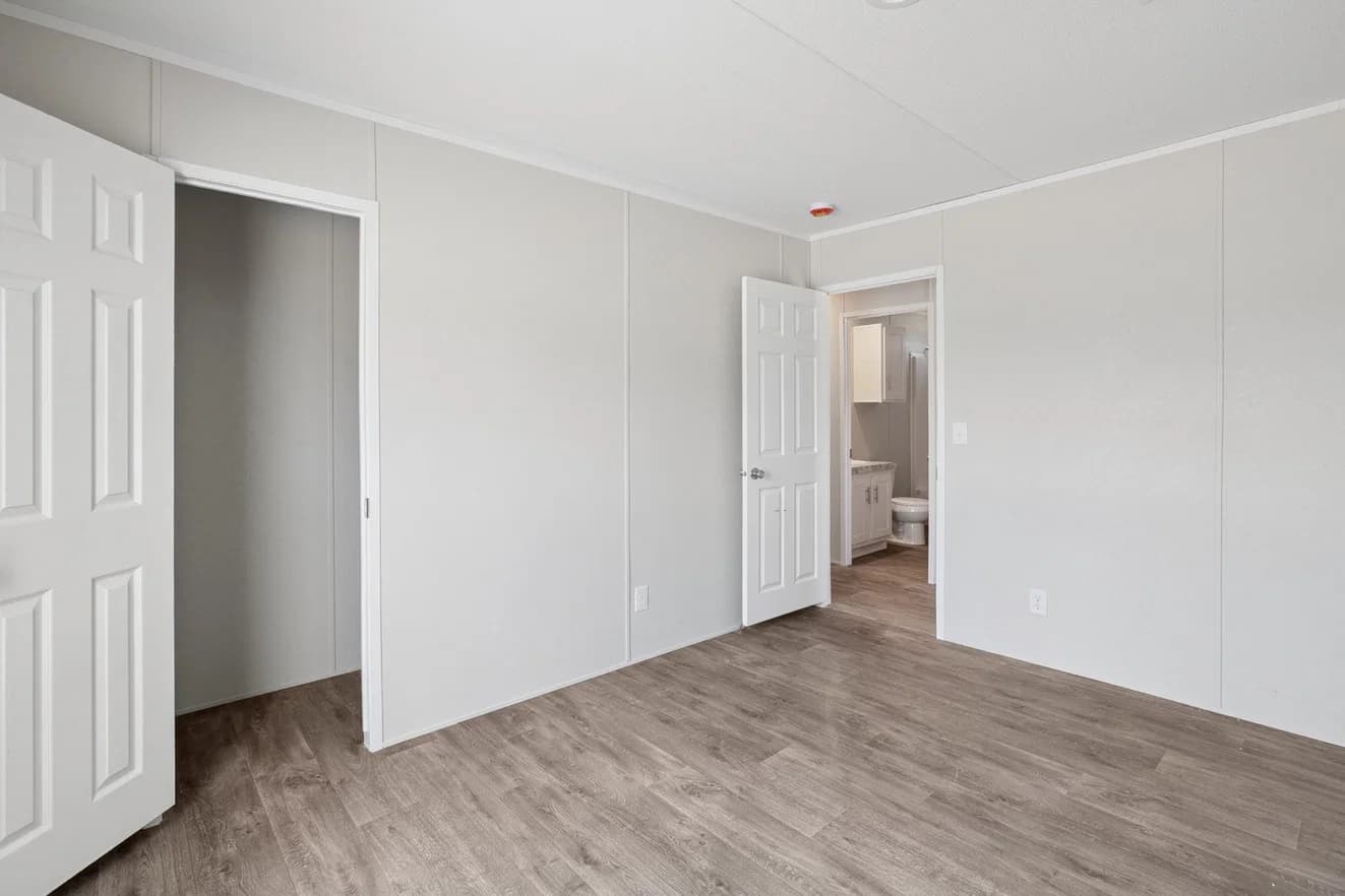 Valuhomes 28563p bedroom home features