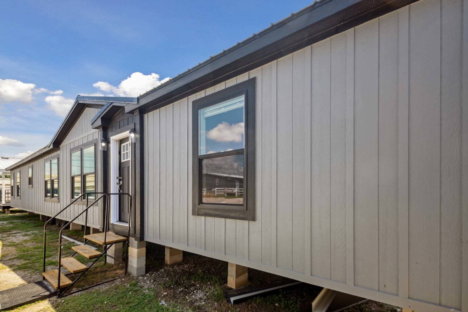 Cedar creek 3276h42106 exterior home features