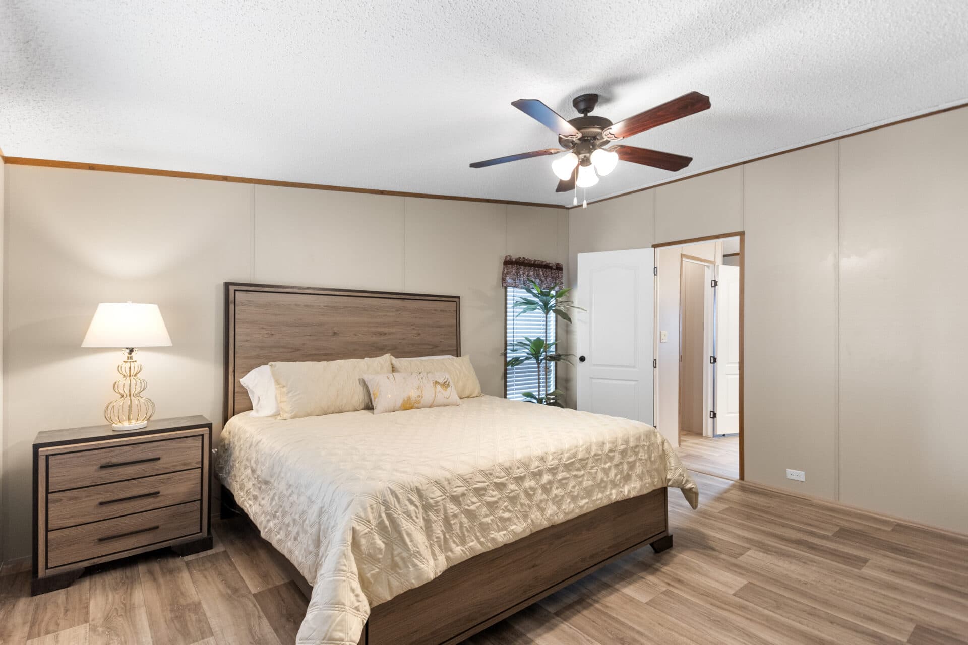 Heritage h-3260-32a bedroom home features