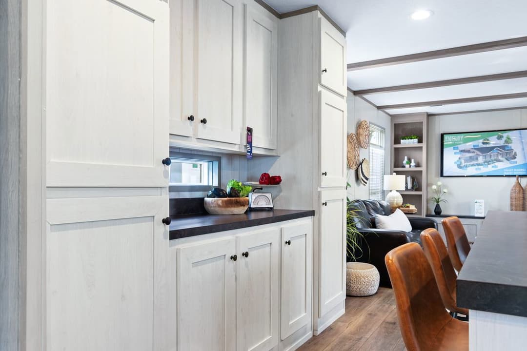 Anniversary 16763s interior home features