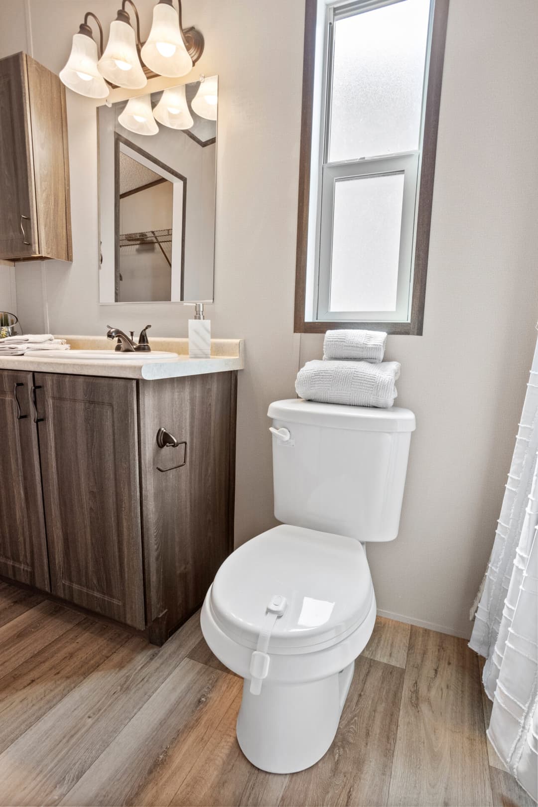 Classic c-1672-32c bathroom home features
