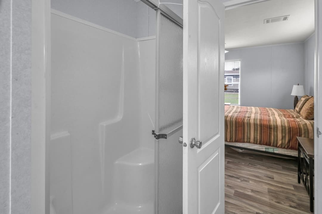 Valu 28483u bedroom home features