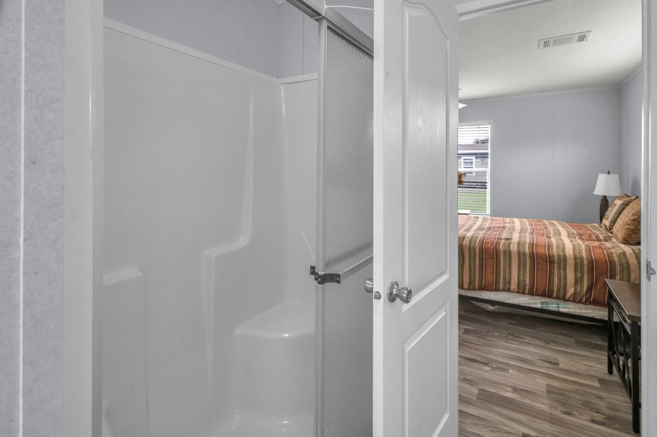 Valu 28483u bedroom home features