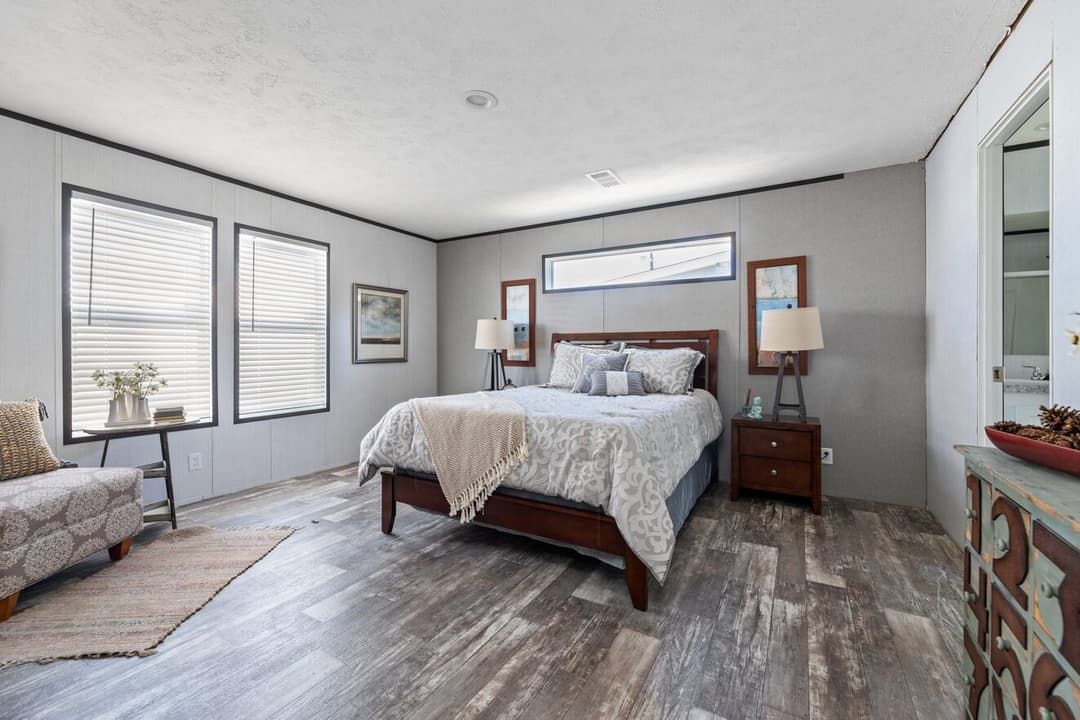 Valu premier 32563g bedroom home features