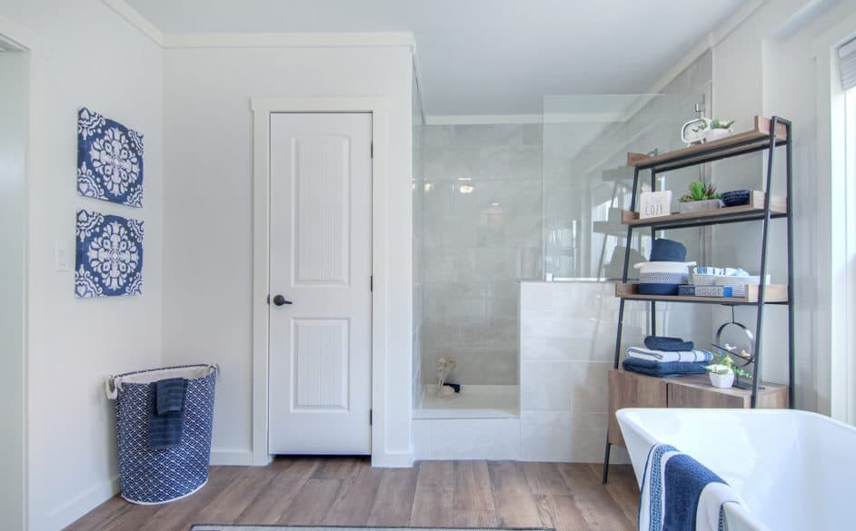 Pearl 6370 bathroom home features