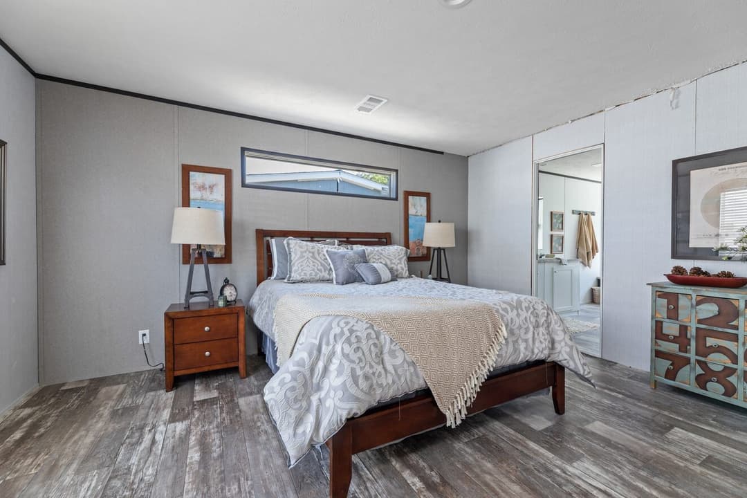 Valu premier 32563g bedroom home features