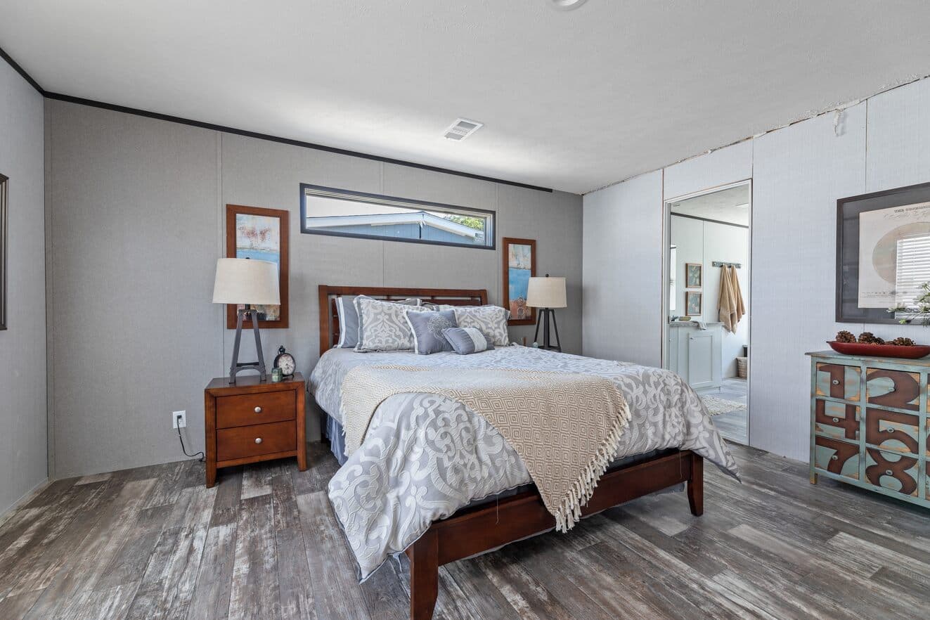 Valu premier 32563g bedroom home features