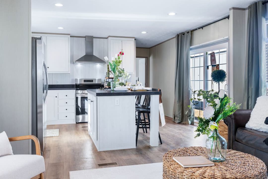 Anniversary 16763i interior home features