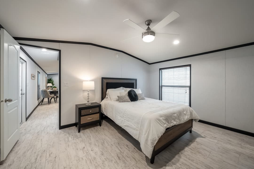 Classic c-1680-32m bedroom home features