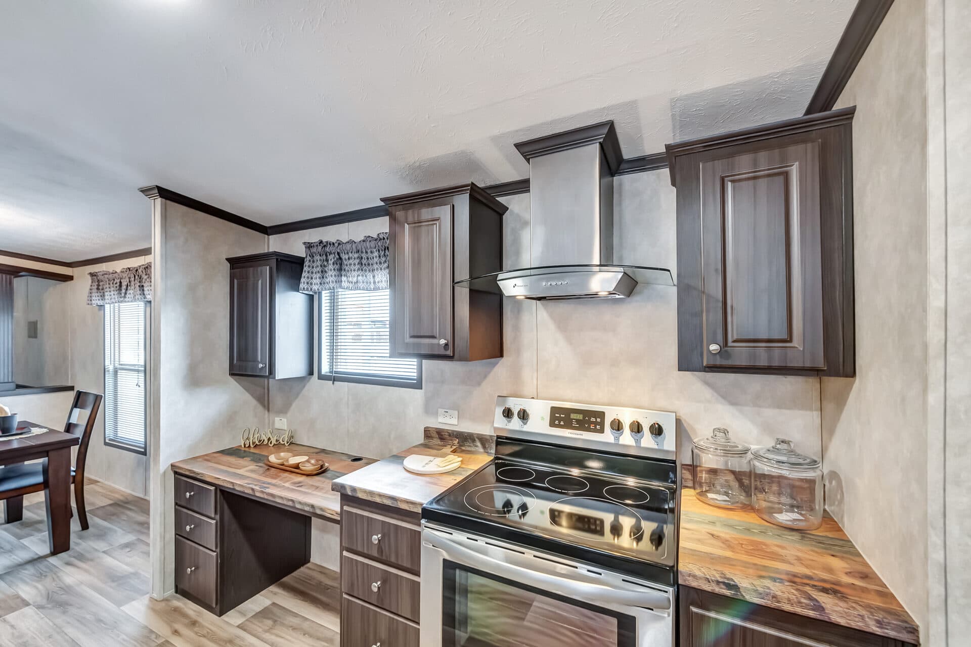 Classic c-3280-42.5b kitchen home features
