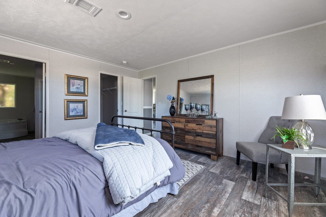 Valu premier 32483g bedroom home features