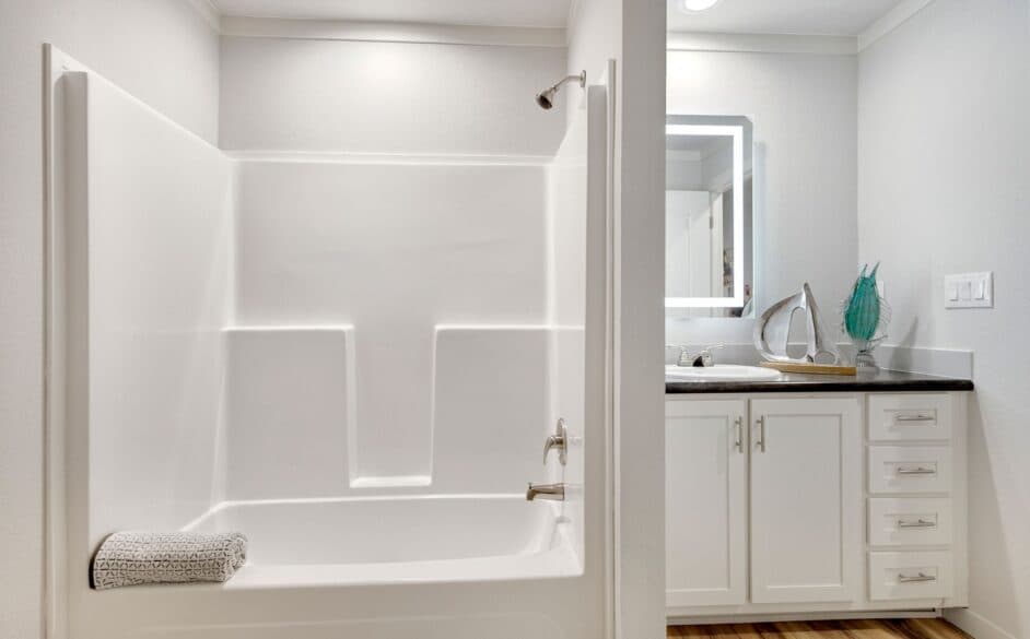 Hope r76e bathroom home features