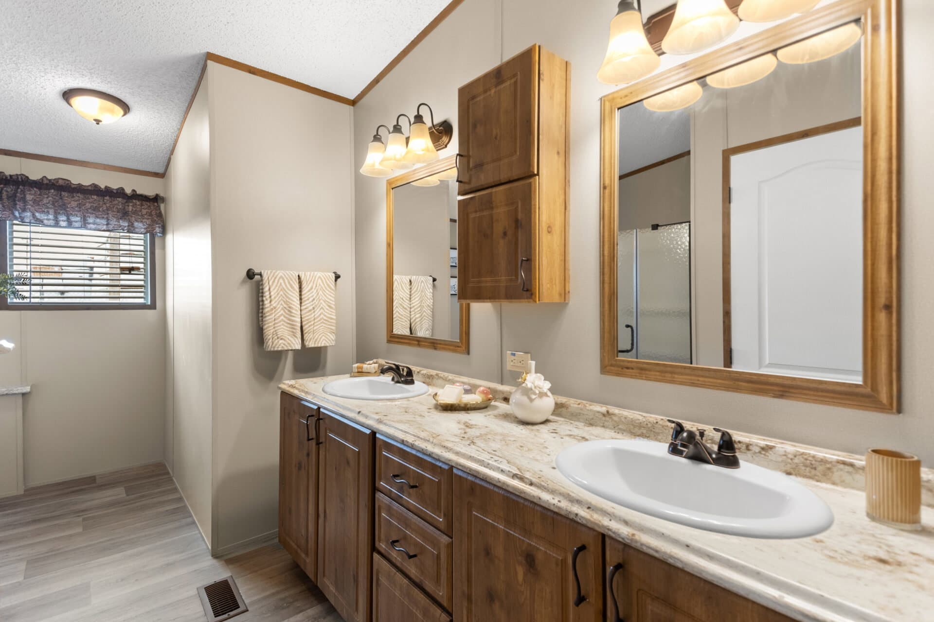 Heritage h-3260-32a bathroom home features