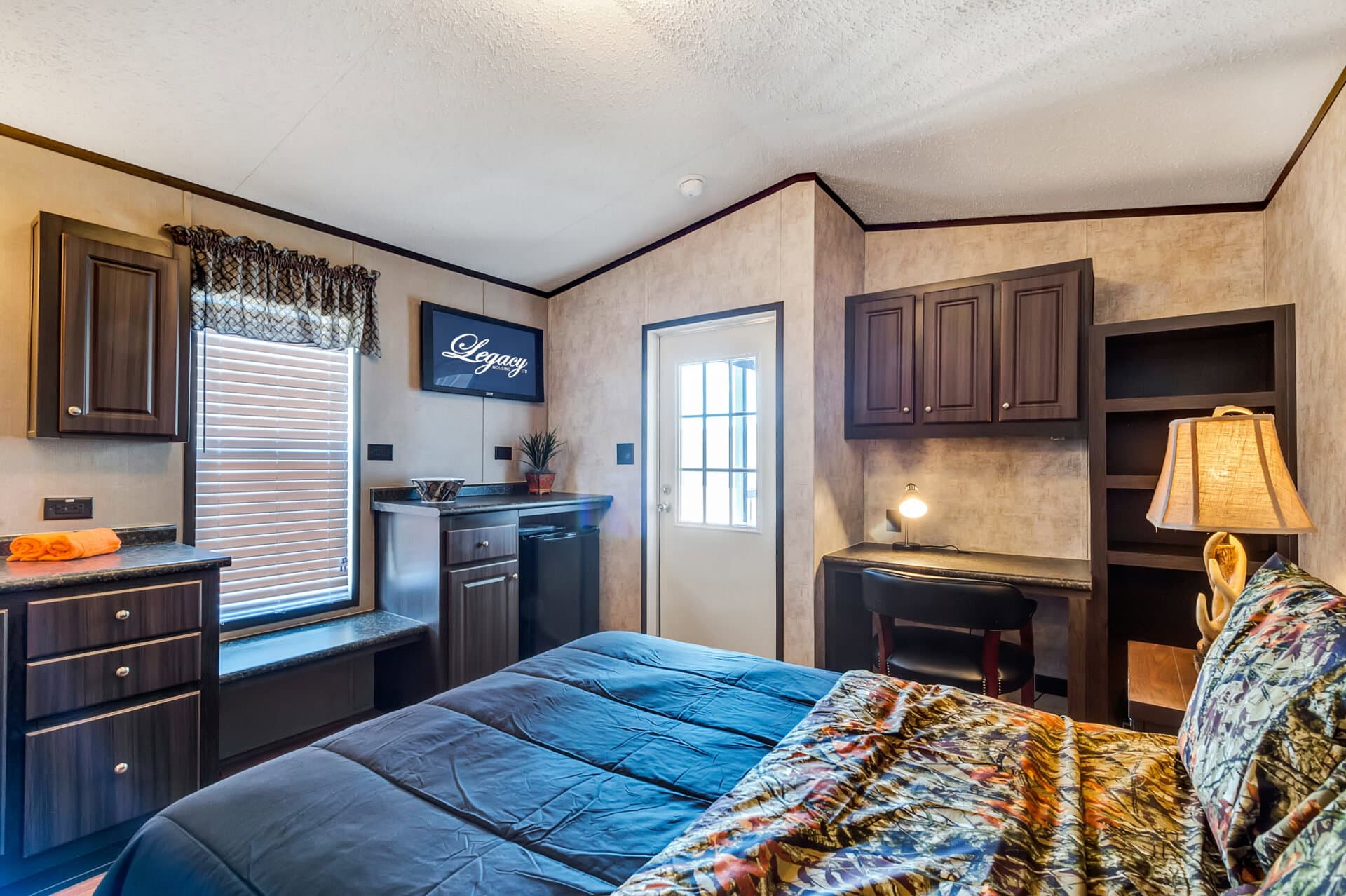 Select s-1240-22a bedroom home features