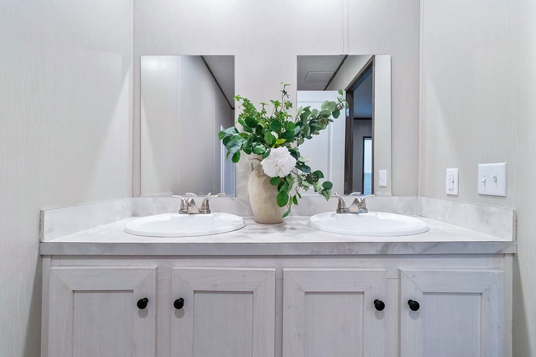 Select 16562a bathroom home features