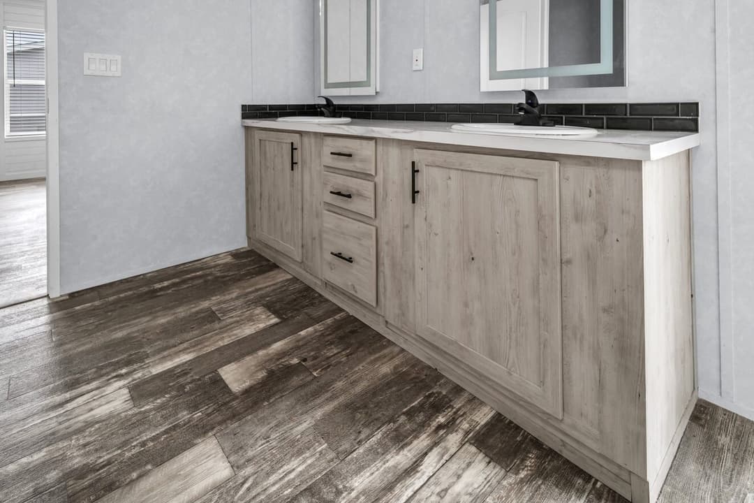 Valu premier 32724g bathroom home features