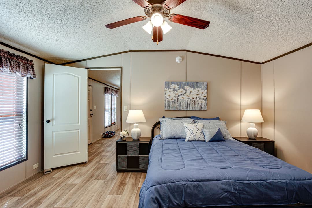 Heritage h-1672-32b bedroom home features