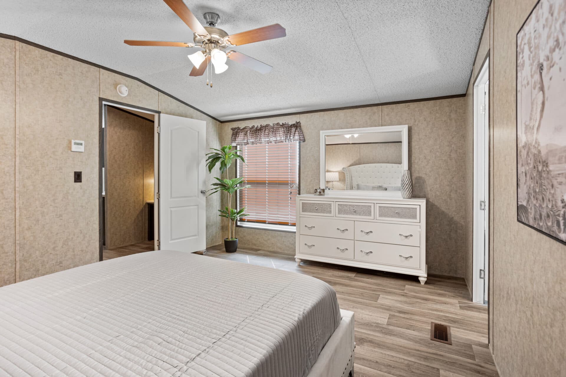 Classic c-1680-32d bedroom home features