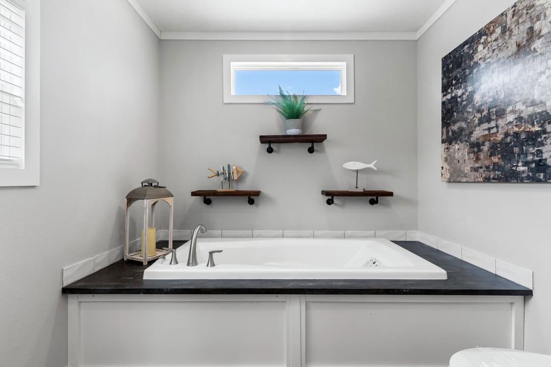 El capitan bathroom home features