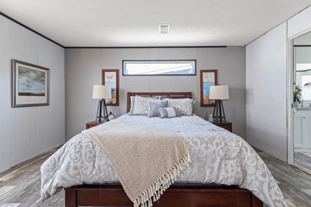 Valu premier 32563g bedroom home features