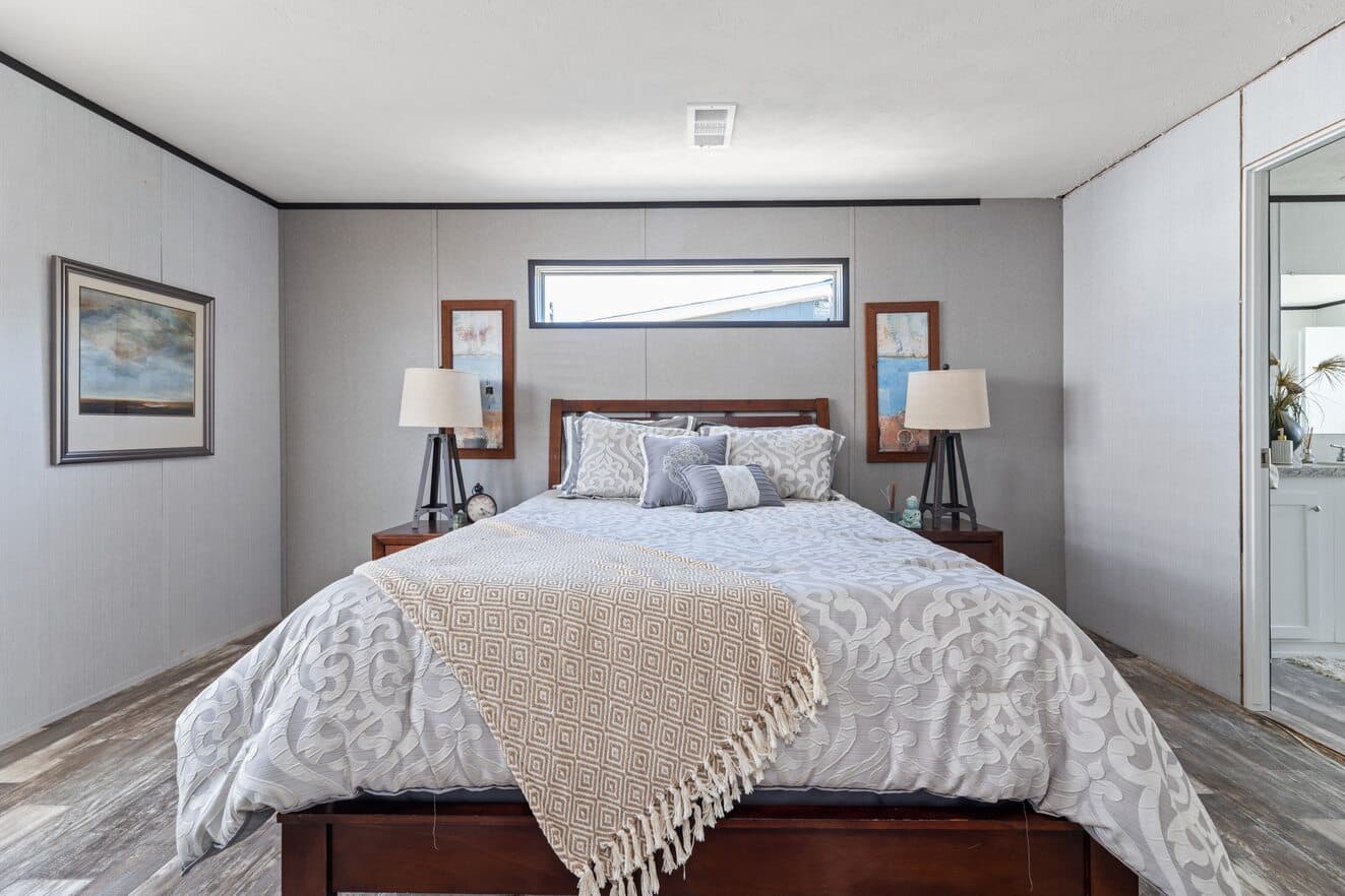 Valu premier 32563g bedroom home features