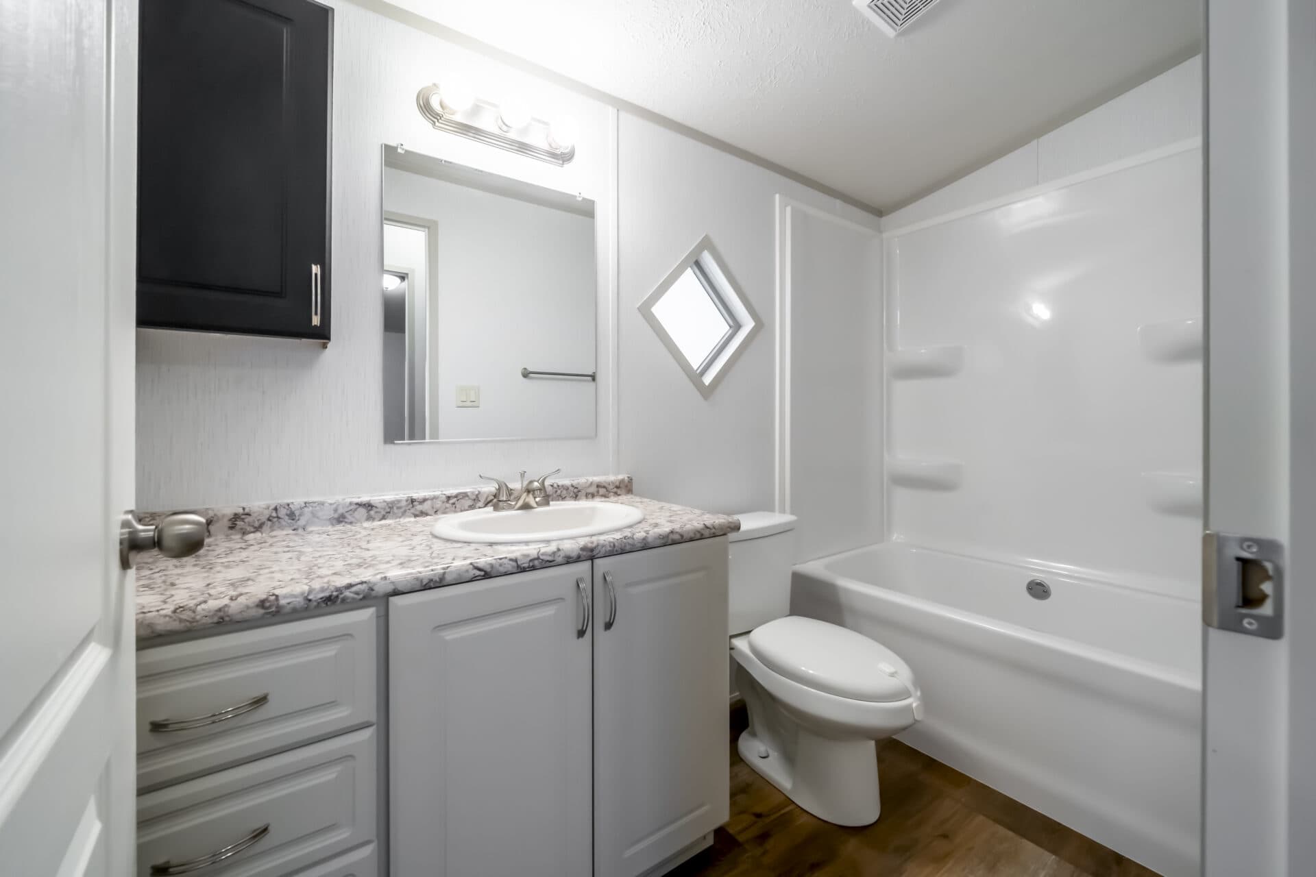 Heritage h-1880-32e bathroom home features