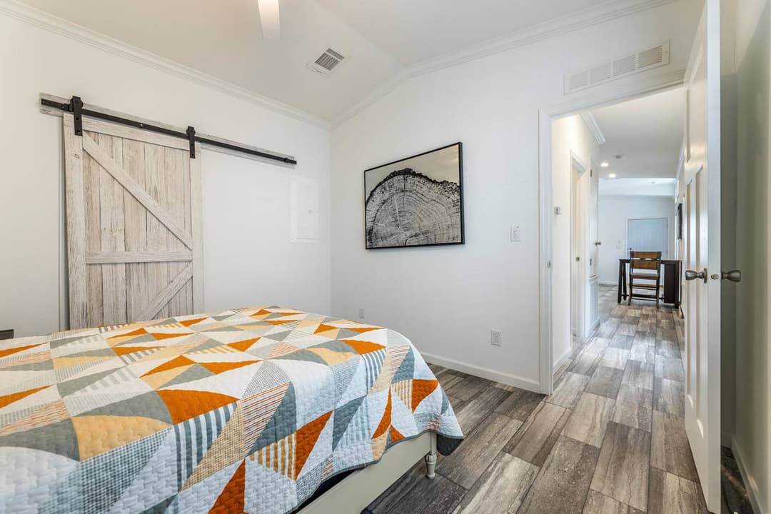 Innovation 1650h bedroom home features