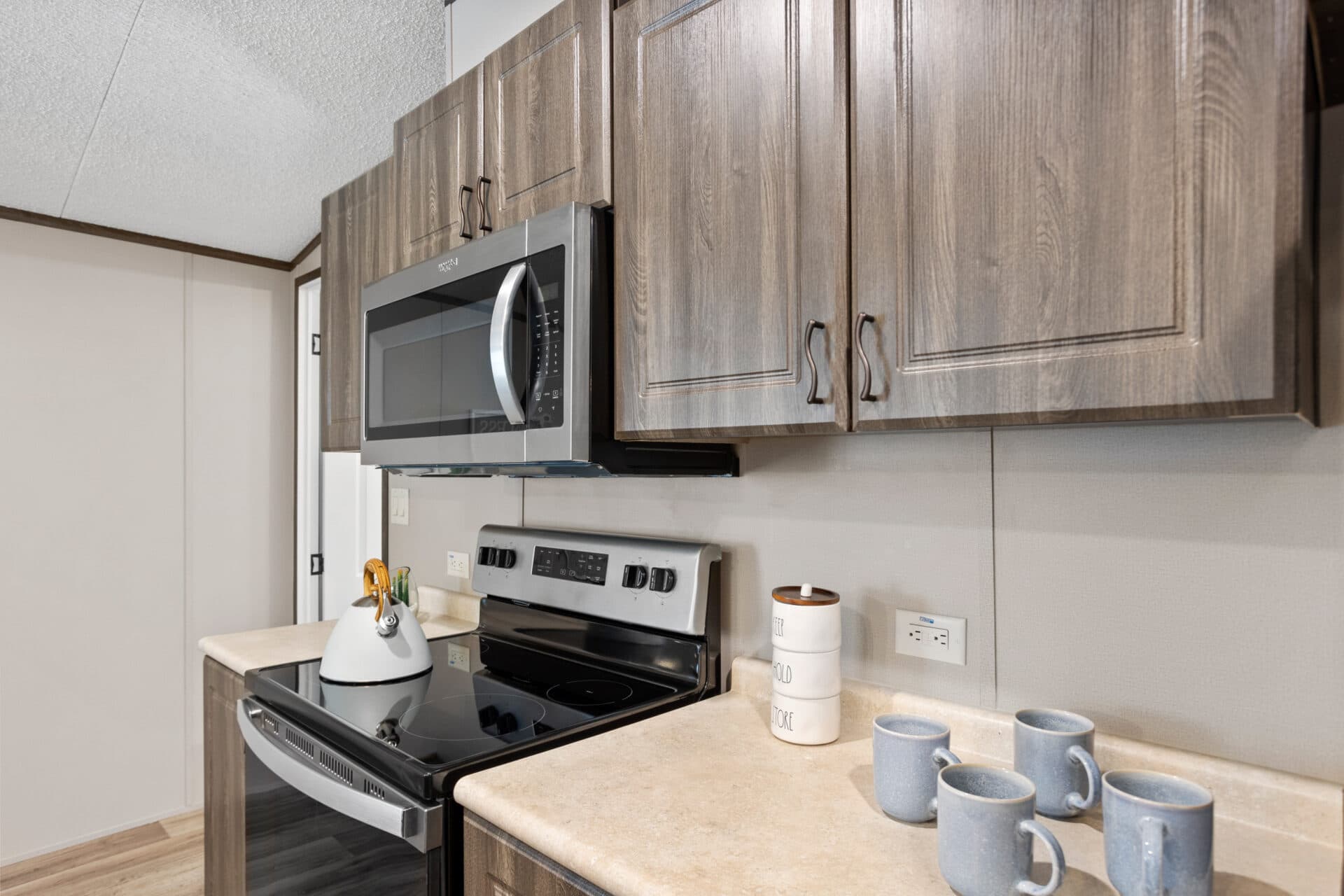 Classic c-1672-32c kitchen home features