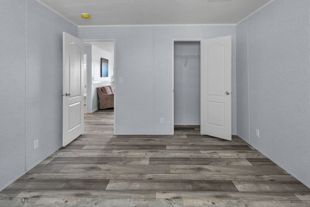 Valu premier 32643g bedroom home features