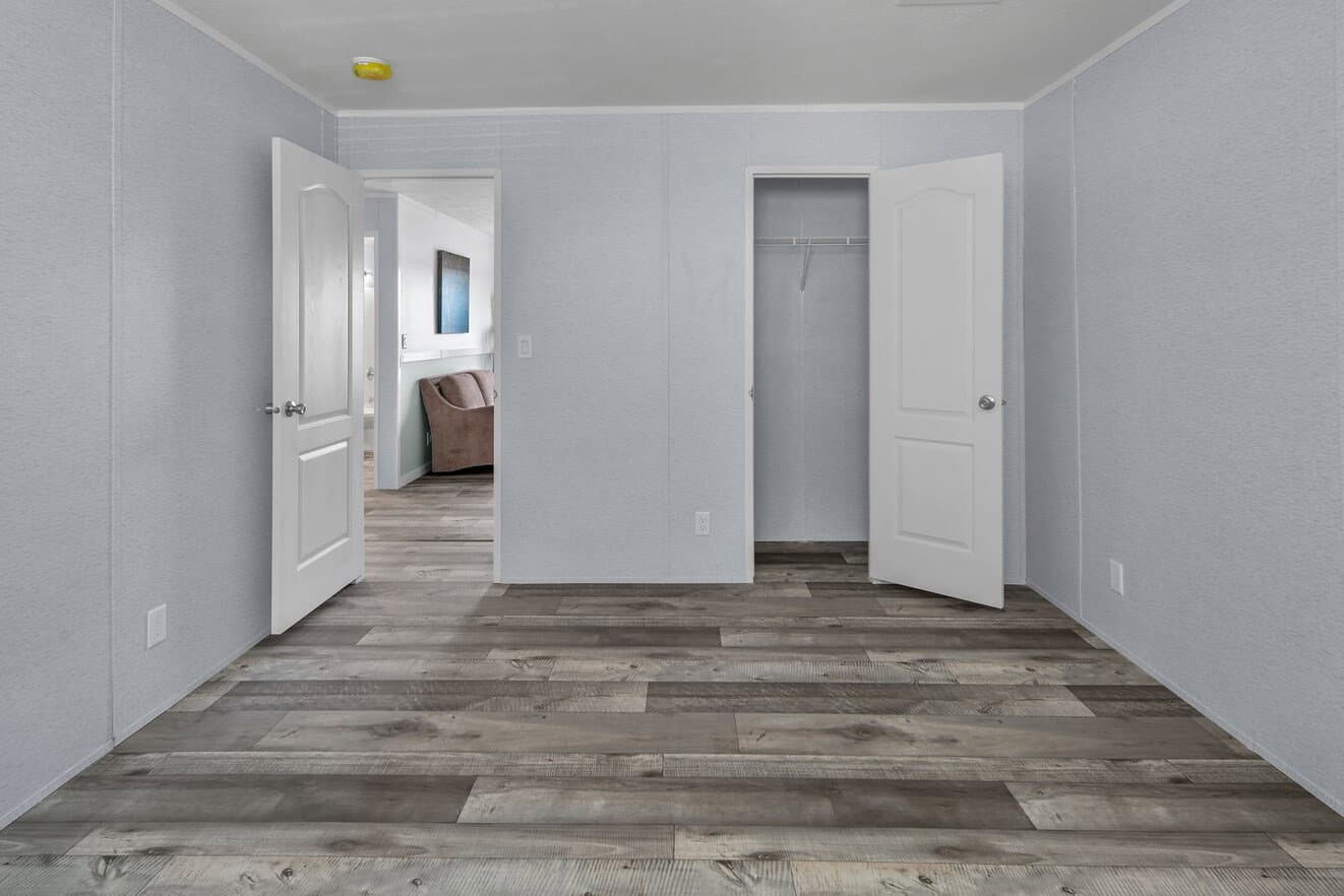 Valu premier 32643g bedroom home features