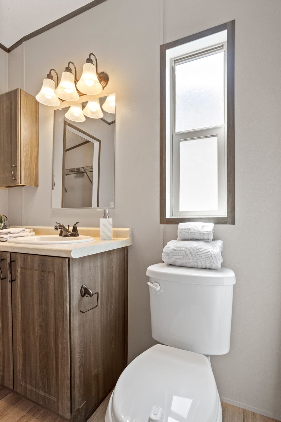 Classic c-1672-32c bathroom home features