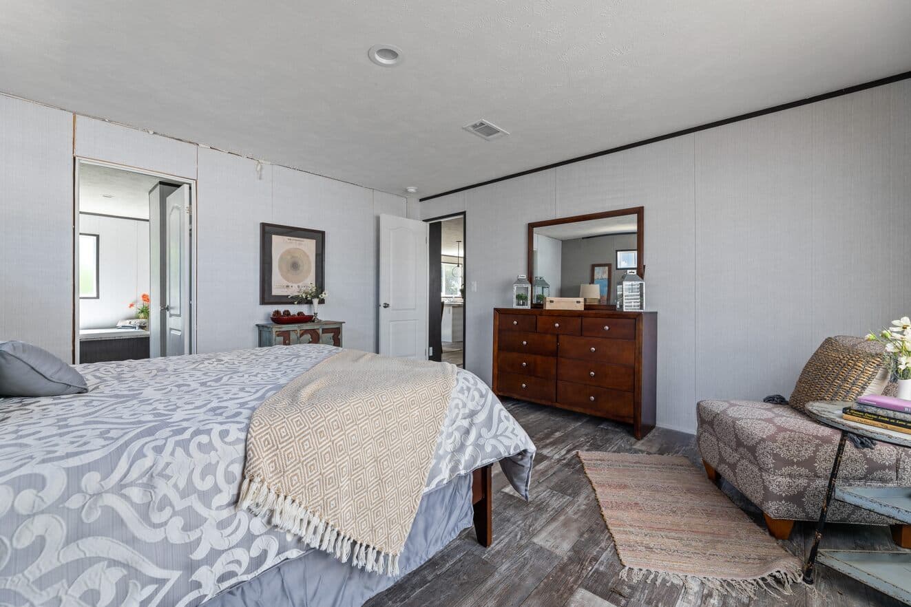 Valu premier 32563g bedroom home features