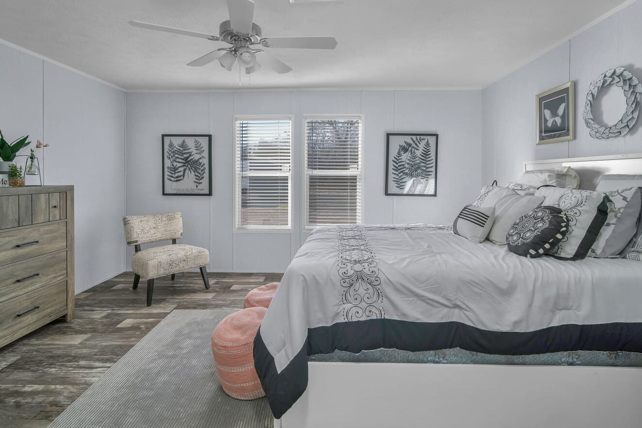 Valu 28563u bedroom home features
