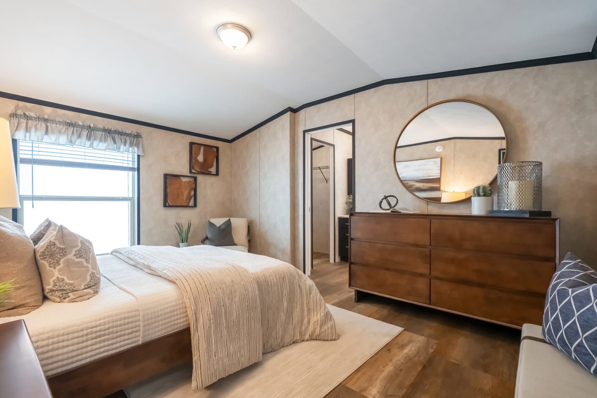 Classic c-1680-32flp bedroom home features