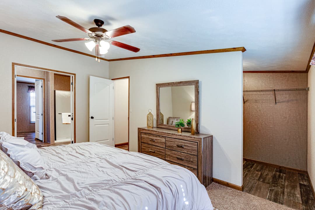 Heritage h-3264-32c bedroom home features